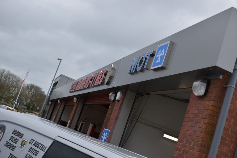 Steve_Andrews_Tyres_MOT_Bay Steve Andrews Tyres